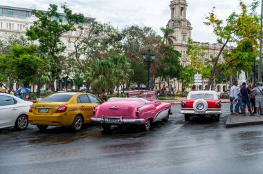 HAVANA, CUBA - 21 Ekim 2017: Havana, Küba 'daki Eski Arabalar