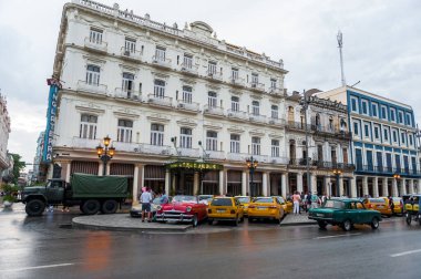 HAVANA, CUBA - 21 Ekim 2017: Havana, Küba 'daki eski kasaba. Eski Arabalı Yerel Halk ve Mimarlık