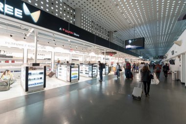 MEXICO - 19 Ekim 2017 Mexico City Uluslararası Havaalanı. Benito Juarez Havaalanı. Kalkış Alanı. Duty Free mağazaları.
