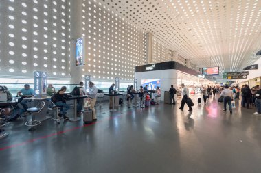 MEXICO - 19 Ekim 2017 Mexico City Uluslararası Havaalanı. Benito Juarez Havaalanı. Kalkış Alanı. Duty Free mağazaları.