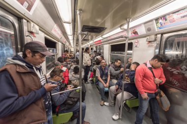 MEXICO - 26 Ekim 2017: Mexico City Yeraltı Treni Yerel Halkla Seyahat. Tüp, Tren