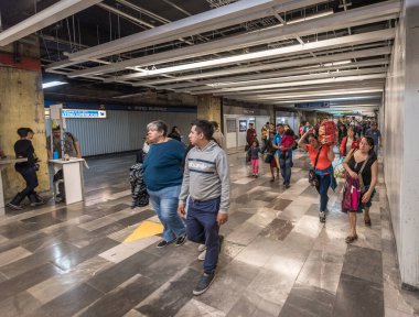 MEXICO - 26 Ekim 2017: Mexico City Yeraltı Tren İstasyonu Yerel Halkla Seyahat. Tüp