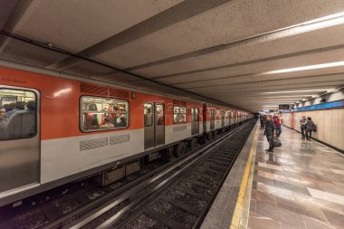 MEXICO - 26 Ekim 2017: Mexico City Yeraltı Tren İstasyonu Yerel Halkla Seyahat. Tüp, Tren