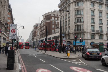 Londra, İngiltere - 25 EYLÜL 2017 Londra Şehri ve Oxford Caddesi şehir merkezi, insanlar ve trafik.