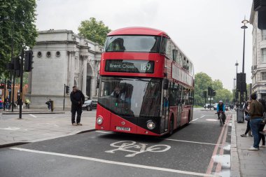 Londra, İngiltere - 25 Eylül 2017: Londra Şehri ve Oxford Caddesi şehir merkezi, insan ve trafiği. Toplu taşıma. Brent Cross Otobüs Yolu