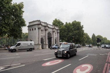 Londra, İngiltere - 25 Eylül 2017: Londra Şehri ve Oxford Caddesi şehir merkezi, insan ve trafiği. Mermer Kemer