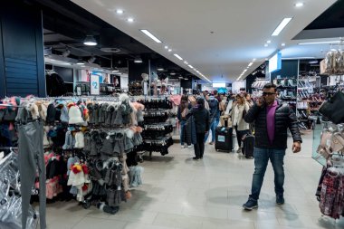 LONDRA, BİRLİK KINGDOM - 25 Eylül 2017 Londra 'daki Primark Shop. Müşterilerle iç içe..