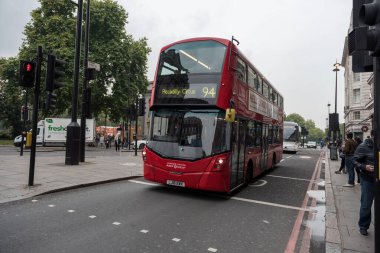 Londra, İngiltere - 25 Eylül 2017: Londra Şehri ve Oxford Caddesi şehir merkezi, insan ve trafiği. Toplu Taşıma.