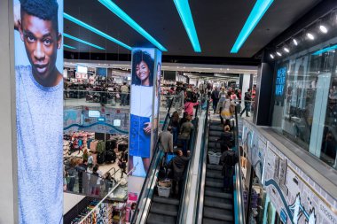 LONDRA, BİRLİK KINGDOM - 25 Eylül 2017 Londra 'daki Primark Shop. Müşterilerle iç içe..