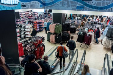 LONDRA, BİRLİK KINGDOM - 25 Eylül 2017 Londra 'daki Primark Shop. Müşterilerle iç içe..