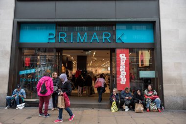 Londra, İngiltere - 25 Eylül 2017: Londra Şehri ve Oxford Caddesi 'nin aşağısında insanlarla birlikte. Primark Dükkanı