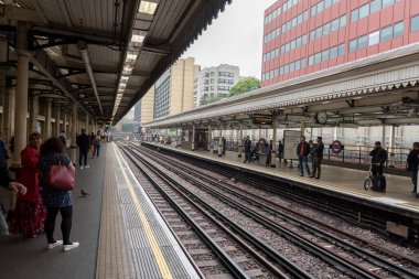 Londra, İngiltere - 25 Eylül 2017 'de Londra metrosunun altında. High Street Kensington İstasyonu