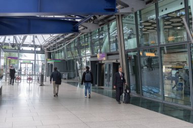 Londra, İngiltere - 27 Eylül 2017: Londra Heathrow Uluslararası Havaalanı. Yeraltı İstasyonu