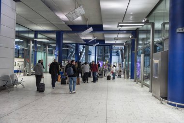 Londra, İngiltere - 27 Eylül 2017: Londra Heathrow Uluslararası Havaalanı. Yeraltı İstasyonu