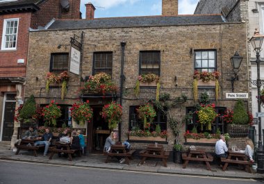 Londra, İngiltere - 28 Eylül 2017: Windsor 'da şehir manzarası. İngiltere 'deki İki Bira Fabrikası..