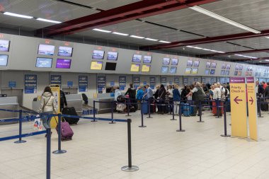 LONDON, İngiltere - 29 Eylül 2017: Luton Havaalanı İç Kesimi. Monarch Hattı. Londra, İngiltere, Birleşik Krallık.