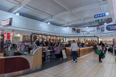 LONDON, İngiltere - 29 Eylül 2017: Duty Free Shop ile Luton Havalimanı Kontrol Bölgesi. Londra, İngiltere, Birleşik Krallık.