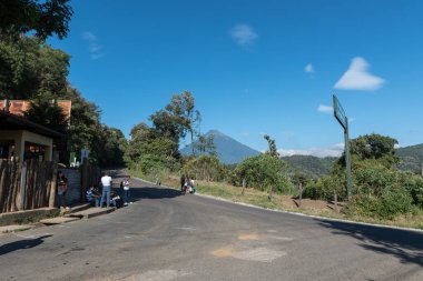 Guatemala - 10 Kasım 2017: Pacaya Yanardağı 'na giden Guatemala kırsal bölgesi