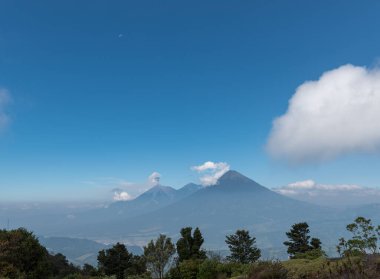 Guatemala 'da manzara San Pedro ve Arkaplanda Atitlan Volkanı