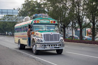 Guatemala - 11 Kasım 2017: trafiği olan Guatemala Caddesi. Günlük toplu taşıma görüntüsü, Renkli Tavuk Otobüsü, Taksi gibi.