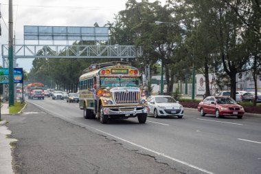 Guatemala - 11 Kasım 2017: trafiği olan Guatemala Caddesi. Günlük toplu taşıma görüntüsü, Renkli Tavuk Otobüsü, Taksi gibi.