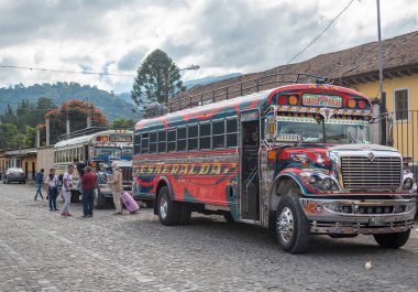 AnTIAGUA, GUATEMALA - 11 Kasım 2017: Antigua Otobüs İstasyonu, Guatemala City 'ye yakın. Arka planda ünlü tavuk otobüsü. Antigua, İspanyol sömürge binalarıyla ünlüdür. Görüş Alanı.