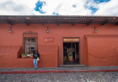 ANTIAGUA, GUATEMALA - 11 Kasım 2017: Antigua 'daki McDonalds Restoranı' nın dışı. Antigua, İspanyol sömürge binalarıyla ünlüdür. Görüş Alanı.