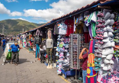 AnTIAGUA, GUATEMALA - 11 Kasım 2017: Antigua, Guatemala 'da büyük bir pazar. Antigua, İspanyol sömürge binalarıyla ünlüdür. Görüş Alanı.