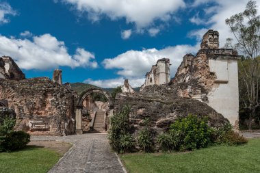 Antigua, Guetemala 'daki La Recoleccion Mimari Kompleksi. Eski bir kilise ve Recollects Tarikatı manastırı. Antigua, Guatemala 'daki bitişik park.