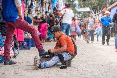 AnTIAGUA, GUATEMALA - 11 Kasım 2017: Antigua, Guatemala 'da büyük bir pazar. Antigua, İspanyol sömürge binalarıyla ünlüdür. Görüş Alanı. Temizlik ayakkabıları..