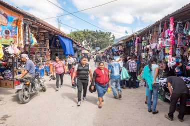 AnTIAGUA, GUATEMALA - 11 Kasım 2017: Antigua, Guatemala 'da büyük bir pazar. Antigua, İspanyol sömürge binalarıyla ünlüdür. Görüş Alanı.