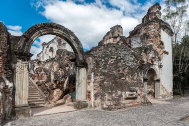 Antigua, Guetemala 'daki La Recoleccion Mimari Kompleksi. Eski bir kilise ve Recollects Tarikatı manastırı. Antigua, Guatemala 'daki bitişik park.