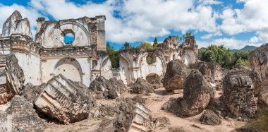 Antigua, Guetemala 'daki La Recoleccion Mimari Kompleksi. Eski bir kilise ve Recollects Tarikatı manastırı. Antigua, Guatemala 'daki bitişik park.