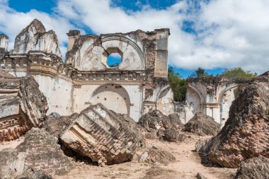 Antigua, Guetemala 'daki La Recoleccion Mimari Kompleksi. Eski bir kilise ve Recollects Tarikatı manastırı. Antigua, Guatemala 'daki bitişik park.