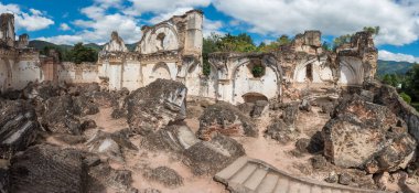 Antigua, Guetemala 'daki La Recoleccion Mimari Kompleksi. Eski bir kilise ve Recollects Tarikatı manastırı. Antigua, Guatemala 'daki bitişik park.