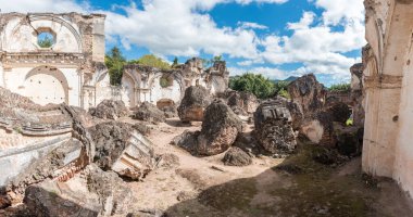 Antigua, Guetemala 'daki La Recoleccion Mimari Kompleksi. Eski bir kilise ve Recollects Tarikatı manastırı. Antigua, Guatemala 'daki bitişik park.
