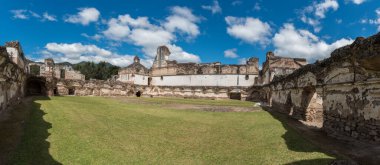 Antigua, Guetemala 'daki La Recoleccion Mimari Kompleksi. Eski bir kilise ve Recollects Tarikatı manastırı. Antigua, Guatemala 'daki bitişik park.