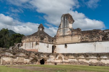 Antigua, Guetemala 'daki La Recoleccion Mimari Kompleksi. Eski bir kilise ve Recollects Tarikatı manastırı. Antigua, Guatemala 'daki bitişik park.