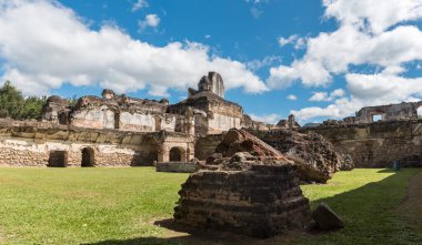 Antigua, Guetemala 'daki La Recoleccion Mimari Kompleksi. Eski bir kilise ve Recollects Tarikatı manastırı. Antigua, Guatemala 'daki bitişik park.