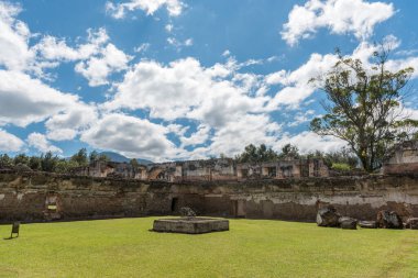 Antigua, Guetemala 'daki La Recoleccion Mimari Kompleksi. Eski bir kilise ve Recollects Tarikatı manastırı. Antigua, Guatemala 'daki bitişik park.