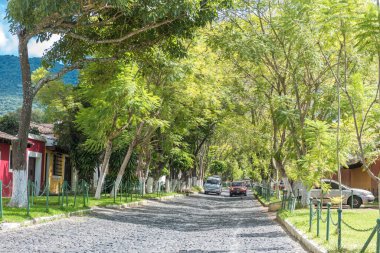 Antigua, Guatemala şehir merkezi. Antigua, Güney Guatemala 'da volkanlarla çevrili küçük bir şehirdir.