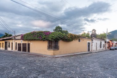 ANTIGUA, GUATEMALA - 11 Kasım 2017: Antigua, Guatemala şehir merkezi. Antigua, Güney Guatemala 'da volkanlarla çevrili küçük bir şehirdir. Boş Sokak.