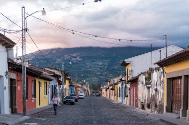 ANTIGUA, GUATEMALA - 11 Kasım 2017: Antigua, Guatemala şehir merkezi. Antigua, Güney Guatemala 'da volkanlarla çevrili küçük bir şehirdir. Arkaplanda Dağ.