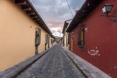 Antigua, Guatemala 'daki Boş Sokak. Antigua, Güney Guatemala 'da volkanlarla çevrili küçük bir şehirdir..