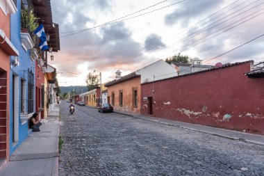 ANTIGUA, GUATEMALA - 11 Kasım 2017: Antigua, Guatemala şehir merkezi. Antigua, Güney Guatemala 'da volkanlarla çevrili küçük bir şehirdir. Boş Sokak 'la Sabah