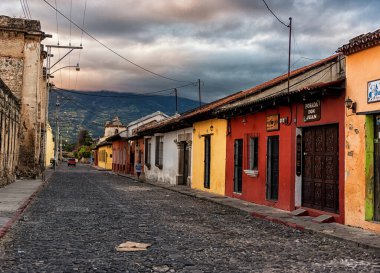 ANTIGUA, GUATEMALA - 11 Kasım 2017: Antigua, Guatemala şehir merkezi. Antigua, Güney Guatemala 'da volkanlarla çevrili küçük bir şehirdir. Arkaplanda Dağ.