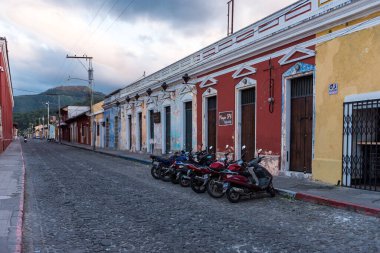 ANTIGUA, GUATEMALA - 11 Kasım 2017: Antigua, Guatemala şehir merkezi. Antigua, Güney Guatemala 'da volkanlarla çevrili küçük bir şehirdir. Boş Sokak
