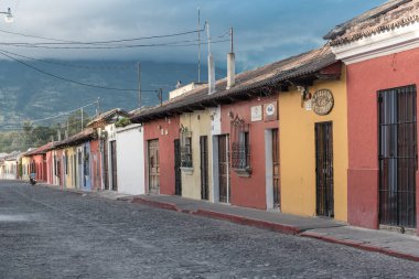 ANTIGUA, GUATEMALA - 11 Kasım 2017: Antigua, Guatemala şehir merkezi. Antigua, Güney Guatemala 'da volkanlarla çevrili küçük bir şehirdir. Boş Sokak