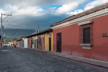 ANTIGUA, GUATEMALA - 11 Kasım 2017: Antigua, Guatemala şehir merkezi. Antigua, Güney Guatemala 'da volkanlarla çevrili küçük bir şehirdir. Boş Sokak