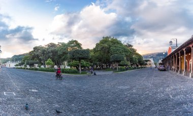 ANTIGUA, Guatemala - 11 Kasım 2017: Antigua, Guatemala 'daki Central Park. Antigua, Güney Guatemala 'da volkanlarla çevrili küçük bir şehirdir..